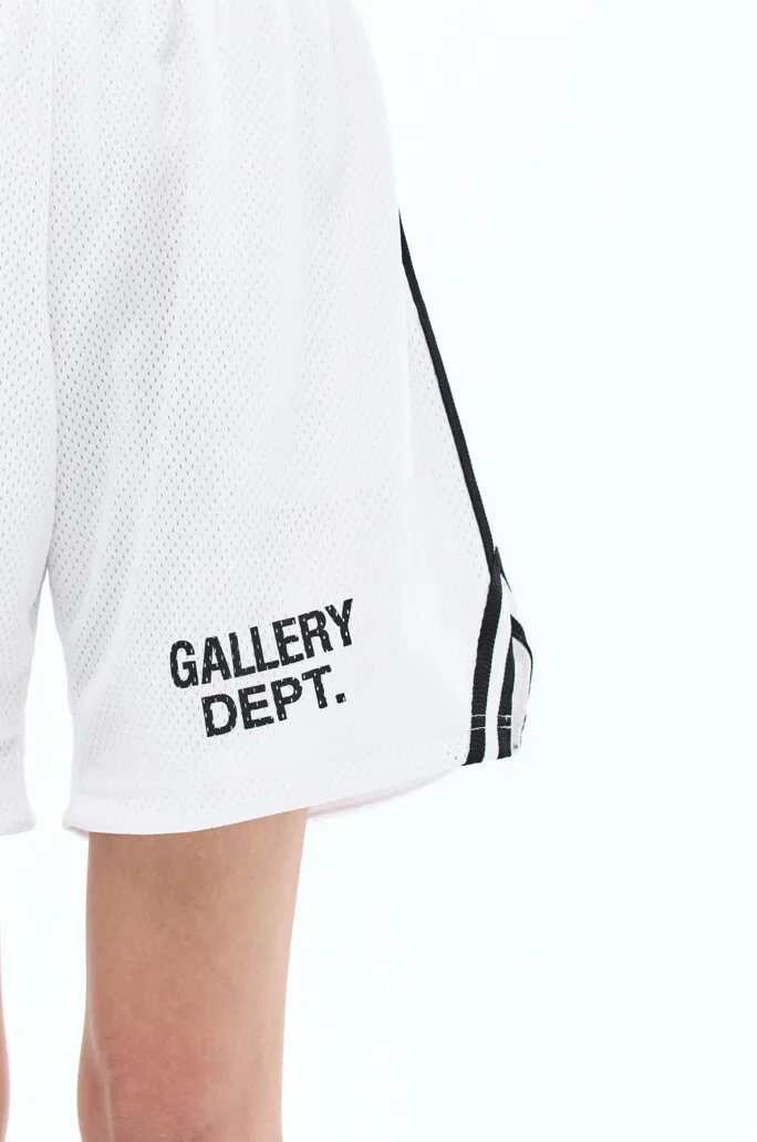 GALLERY DEPT. VENICE COURT SHORTS English mesh shorts Logo webbing wide-leg basketball shorts Black and white S-XL Original molding Loose wide-leg version American boys' first choice Breathable mesh fabric Superimposed soft material inside Comfortable and easy to match Custom-woven original consistent webbing/main mark/component wash mark Details are enlarged to follow